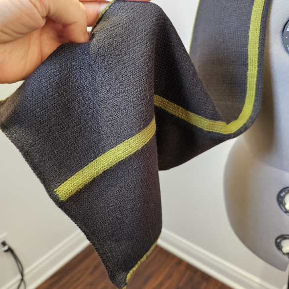 Reversible light and dark green acrylic men's scarf. Business casual streetwear. - Picture 4 of 6